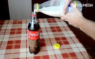 Điều gì xảy ra khi trộn sữa cùng với Coca Cola