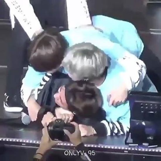 Bất ngờ với cảnh đè người này trên sân khấu của BTS