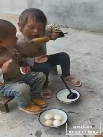 Cảm động với bữa cơm của 2 em bé nghèo