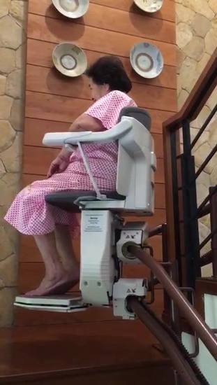 Hé lộ thiết bị giúp người già lên cầu thang dễ dàng hơn 