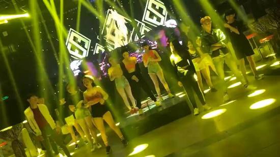 Quẩy trong bar một cách đúng điệu với team Xotit tại S.E.F Lounge & Chill